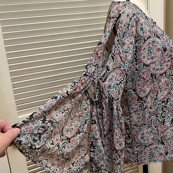 3. C Boho Blouse in Paisley Print, Split Sleeves, Size Large - Picture 7 of 16